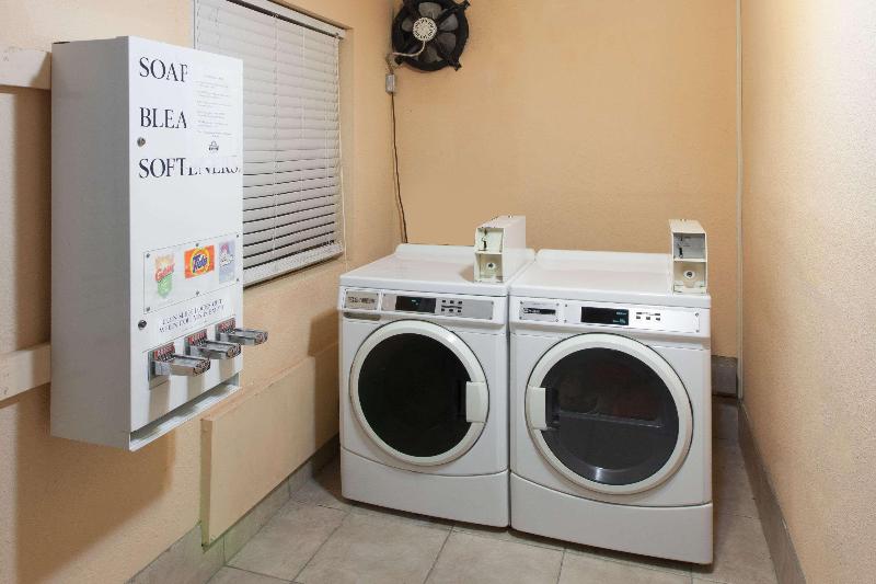 בית מלון כפרי Days Inn & Suites By Wyndham Webster Nasaclearlakehouston