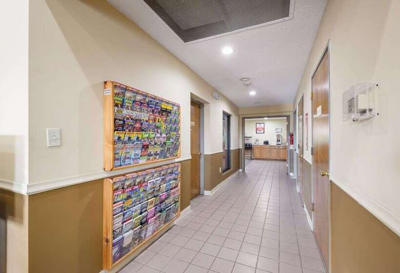 ホテル Econo Lodge Inn & Suites East