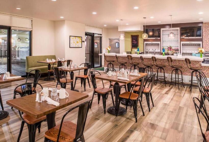 هتل Holiday Inn & Suites Dallas Addison By Ihg