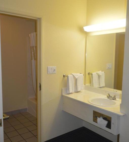 酒店 Howard Johnson By Wyndham San Antonio  & Suites