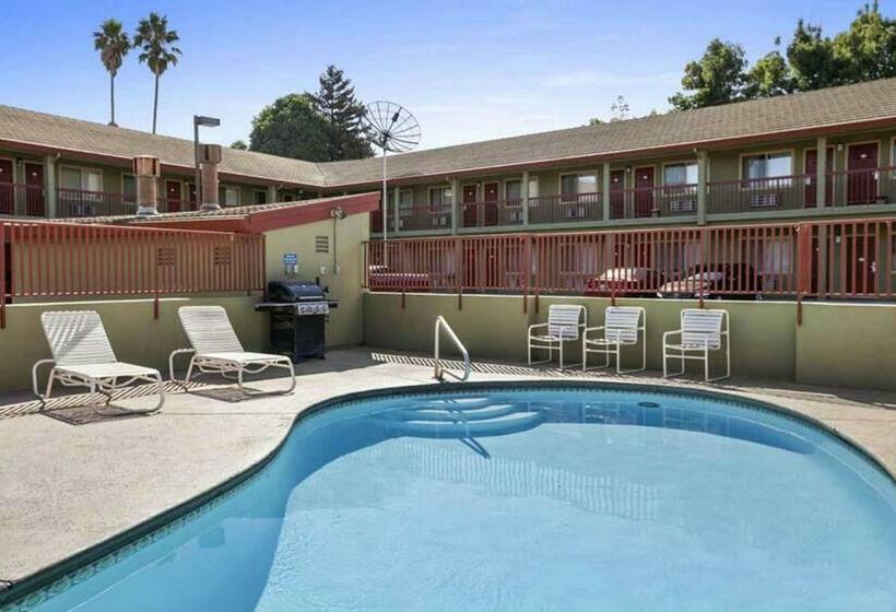 호텔 Inn At King City