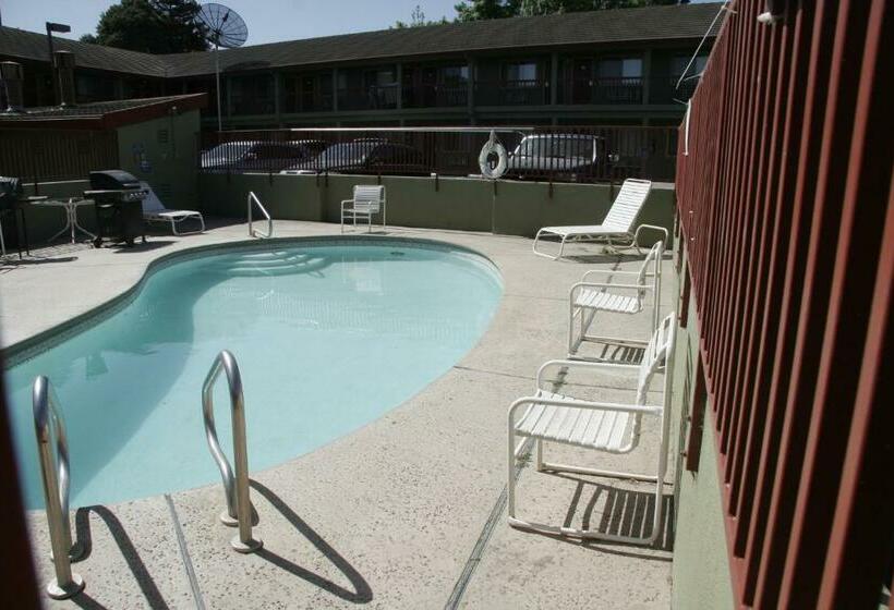 호텔 Inn At King City