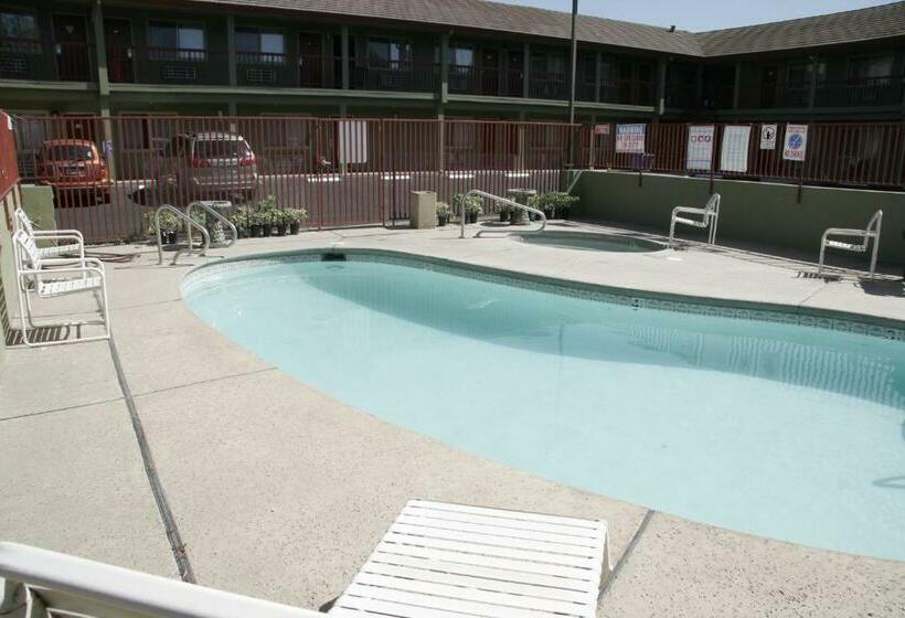 호텔 Inn At King City