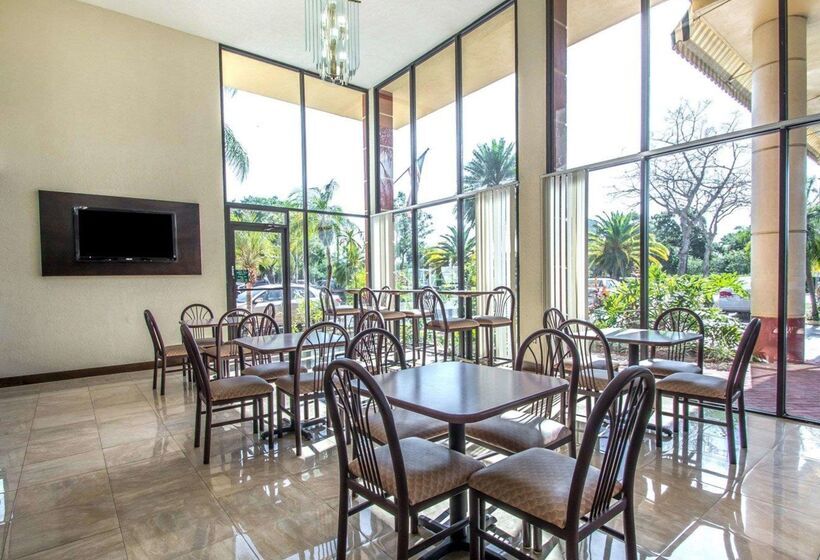 호텔 Quality Inn & Suites At Tropicana Field
