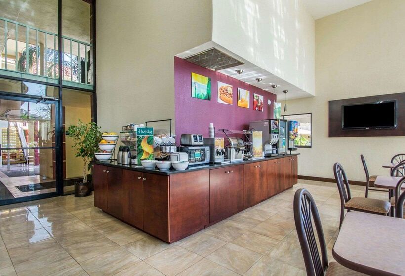 호텔 Quality Inn & Suites At Tropicana Field