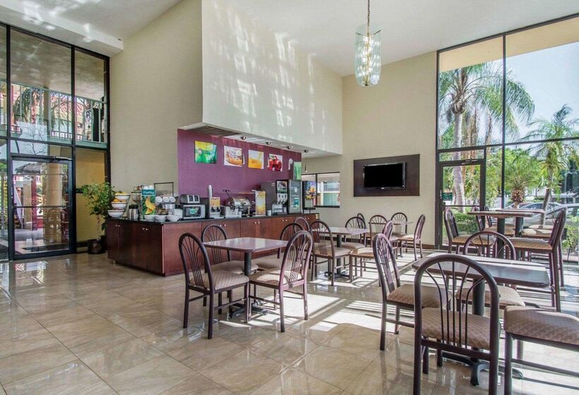 호텔 Quality Inn & Suites At Tropicana Field