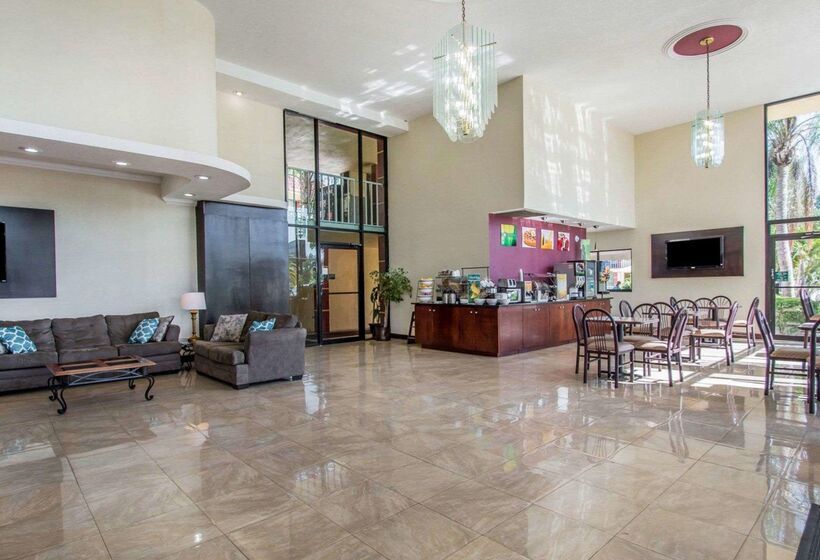 호텔 Quality Inn & Suites At Tropicana Field
