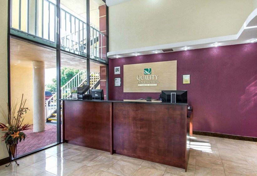 호텔 Quality Inn & Suites At Tropicana Field