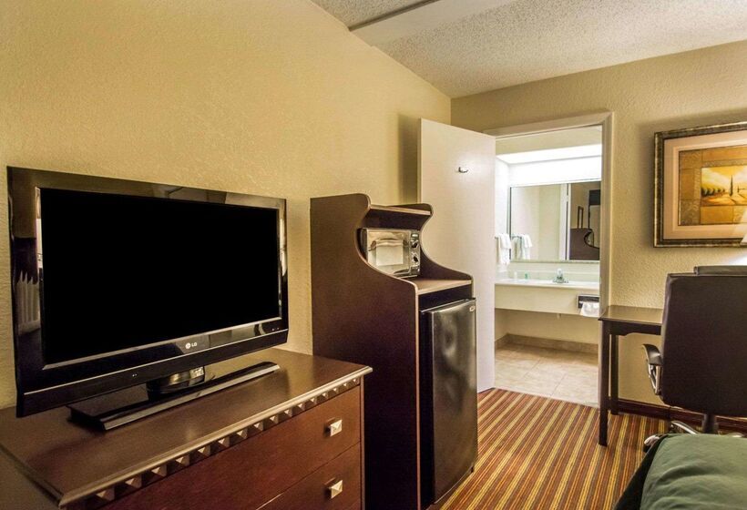 호텔 Quality Inn & Suites At Tropicana Field