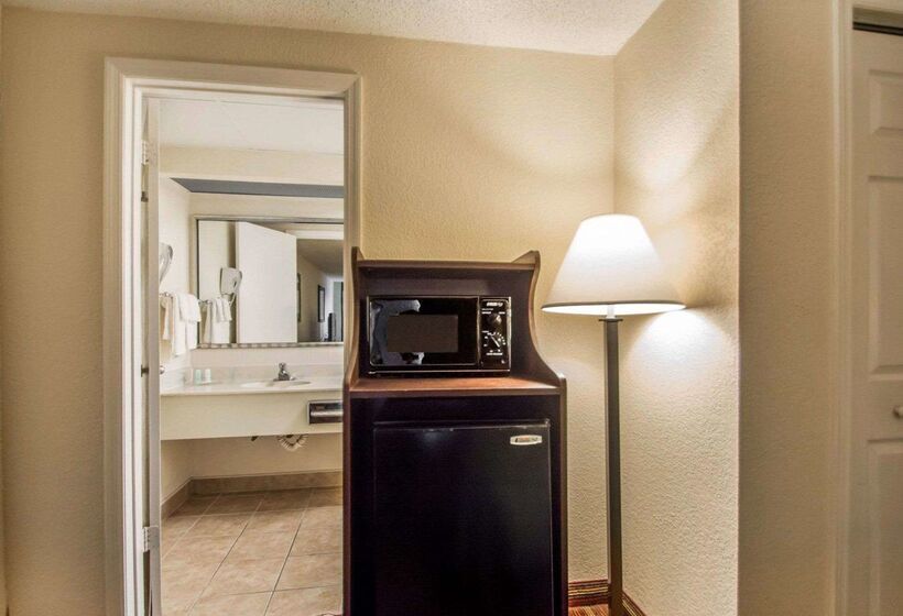 호텔 Quality Inn & Suites At Tropicana Field