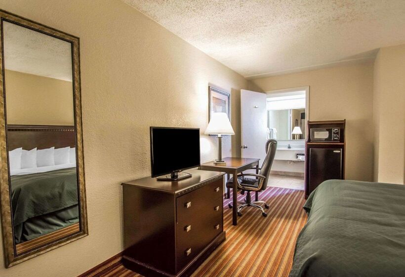 호텔 Quality Inn & Suites At Tropicana Field
