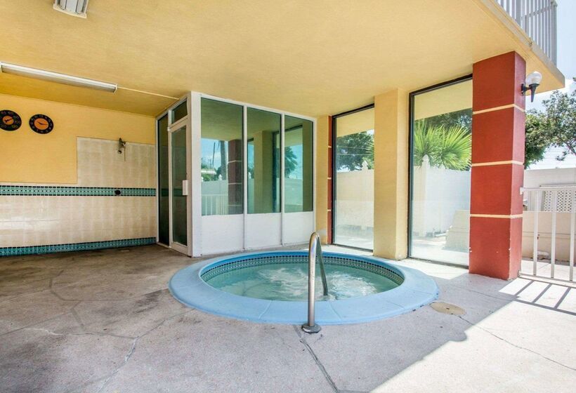 호텔 Quality Inn & Suites At Tropicana Field