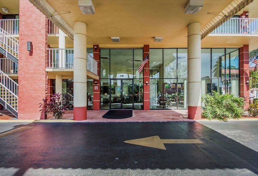 호텔 Quality Inn & Suites At Tropicana Field