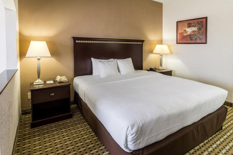 فندق Quality Suites Burleson   Ft Worth