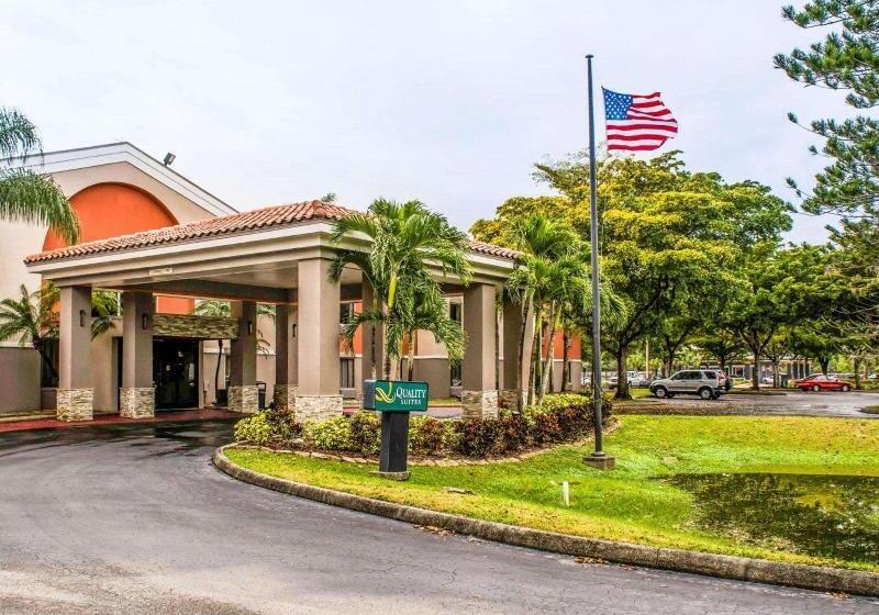 בית מלון כפרי Quality Suites Fort Myers Airport I 75
