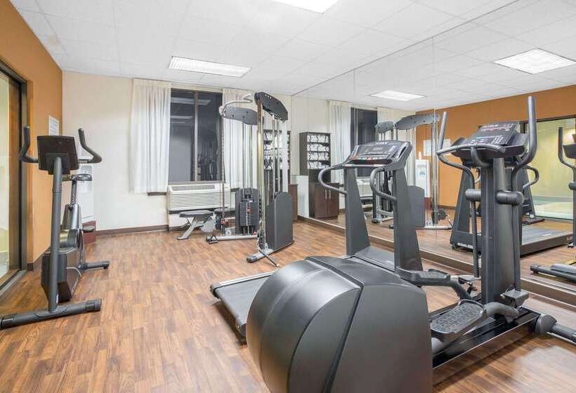 فندق Ramada By Wyndham Denver International Airport