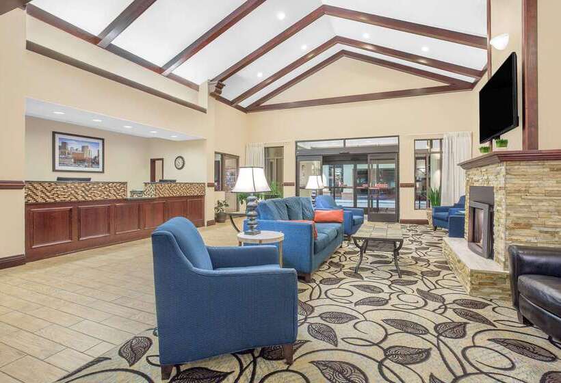 فندق Ramada By Wyndham Denver International Airport