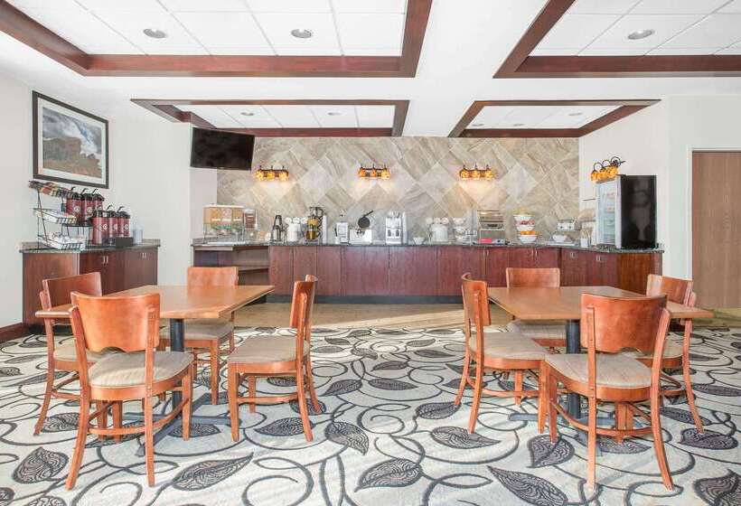 فندق Ramada By Wyndham Denver International Airport