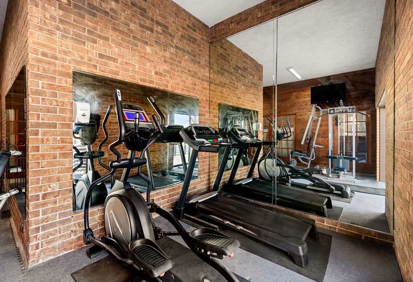 בית מלון כפרי Suburban Studios Kansas City Airport North