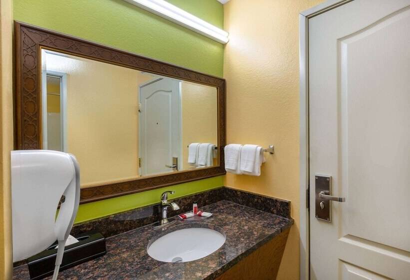 فندق Super 8 By Wyndham Lake Of The Ozarks