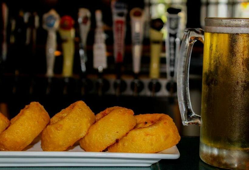 Отель Comstock Inn & Conference Center