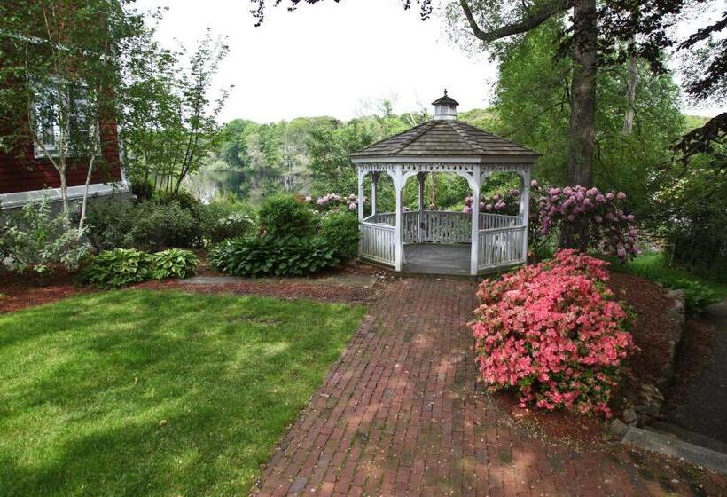 בית מלון כפרי The Coonamessett