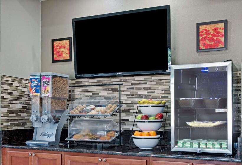 בית מלון כפרי Travelodge By Wyndham Iowa City