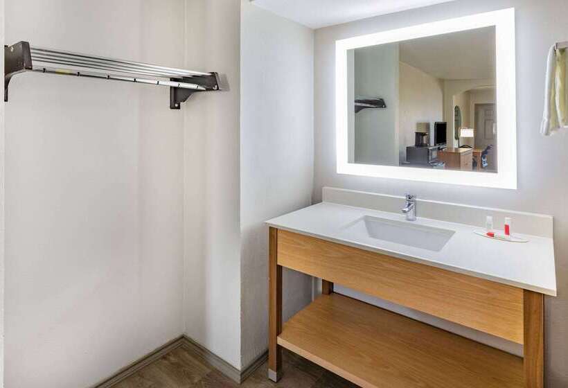 מוטל Days Inn & Suites By Wyndham Huntsville