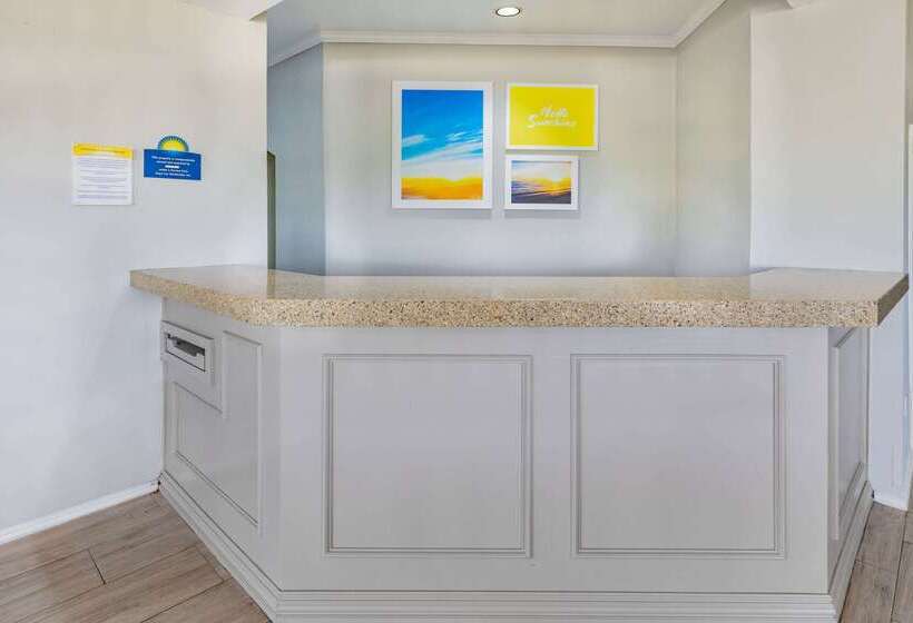 מוטל Days Inn & Suites By Wyndham Huntsville