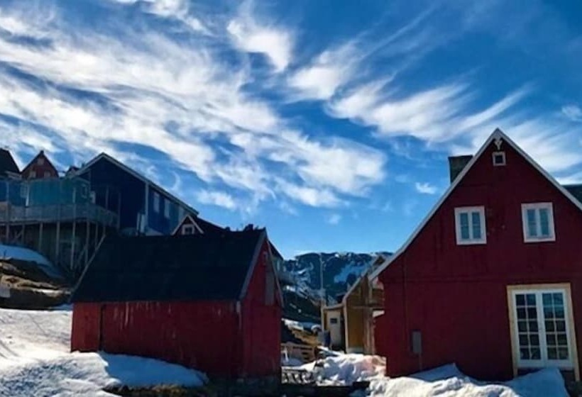 هتل Café De Upernavik