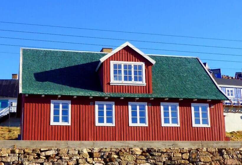 هتل Café De Upernavik