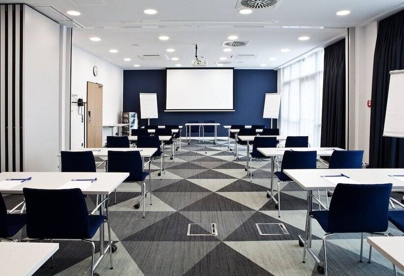 Отель Holiday Inn Express Kaiserslautern, An Ihg