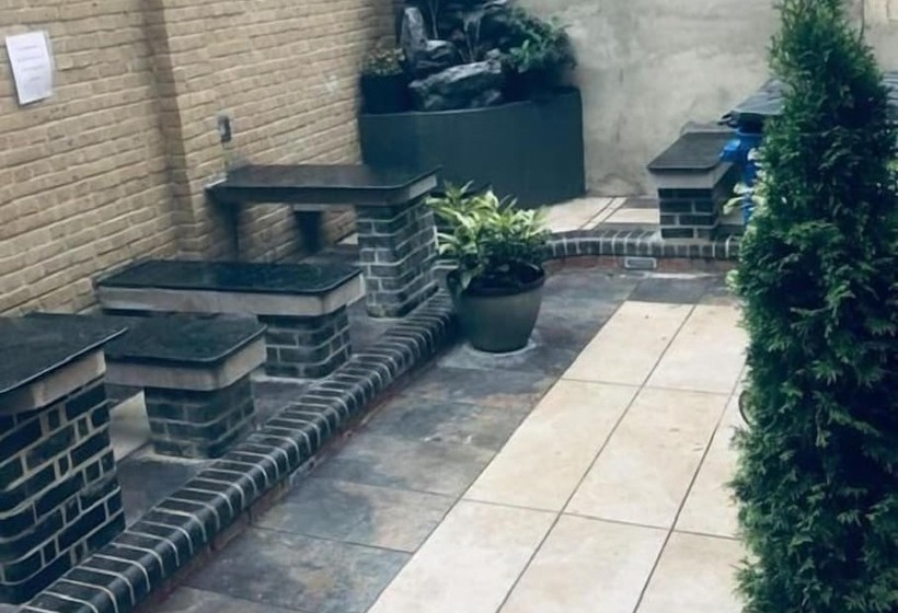 酒店 The Six Bells