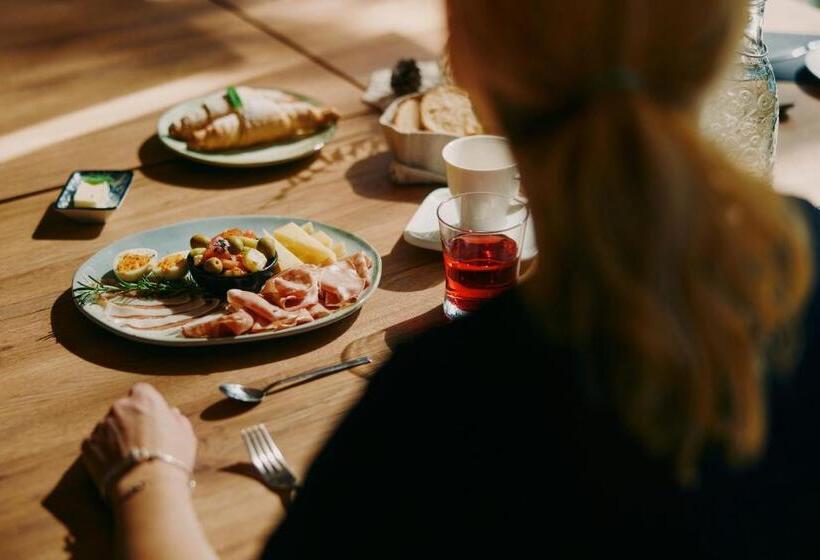 تختخواب و صبحانه Theodosius Forest Village   Glamping In Vipava Valley