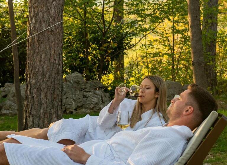 تختخواب و صبحانه Theodosius Forest Village   Glamping In Vipava Valley