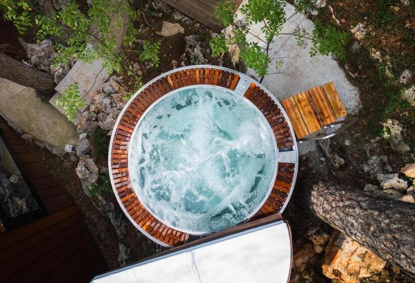 تختخواب و صبحانه Theodosius Forest Village   Glamping In Vipava Valley