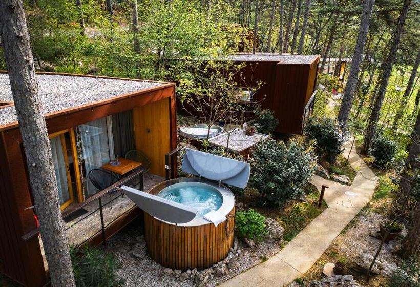 تختخواب و صبحانه Theodosius Forest Village   Glamping In Vipava Valley