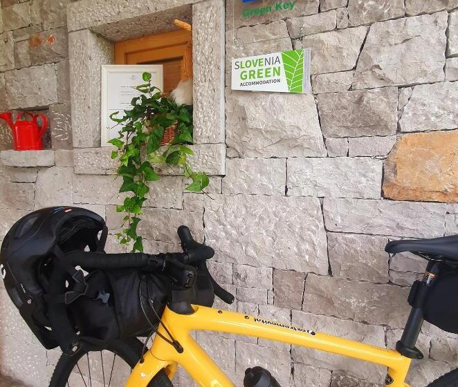 تختخواب و صبحانه Theodosius Forest Village   Glamping In Vipava Valley