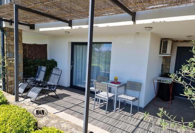 Пансион N&n Apartments And Rooms By Locap Group