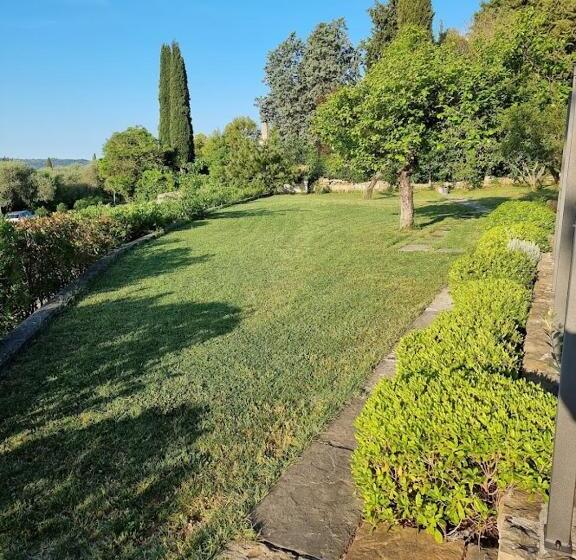 Пансион N&n Apartments And Rooms By Locap Group