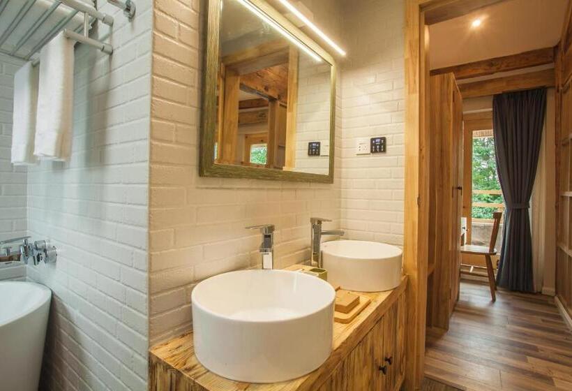 پانسیون Eden Court