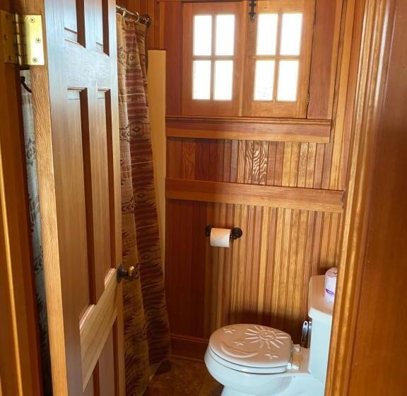 فندق صغير Whistling Winds Motel