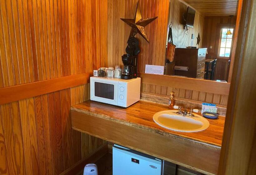 فندق صغير Whistling Winds Motel