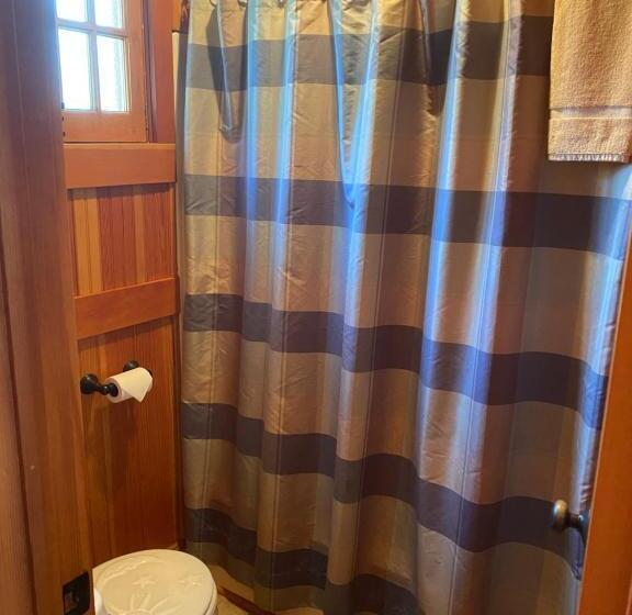 فندق صغير Whistling Winds Motel