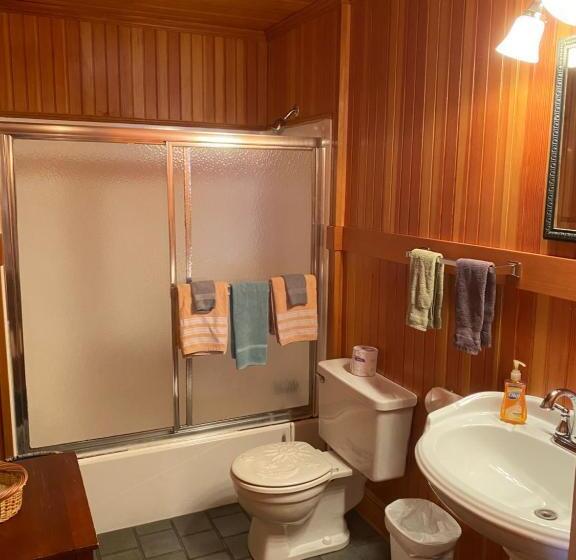 فندق صغير Whistling Winds Motel