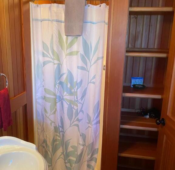 فندق صغير Whistling Winds Motel