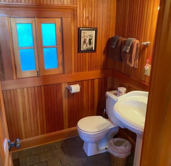 فندق صغير Whistling Winds Motel