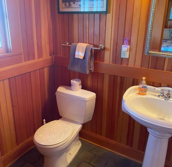 فندق صغير Whistling Winds Motel