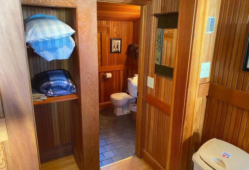 فندق صغير Whistling Winds Motel