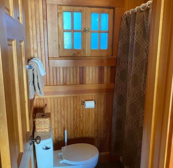 فندق صغير Whistling Winds Motel